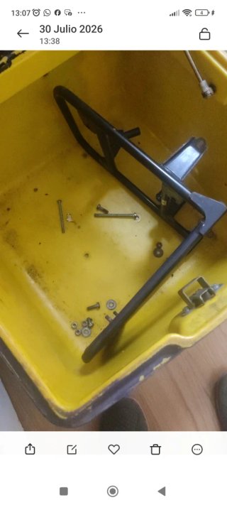 Cajón, baúl de moto azul y amarillo