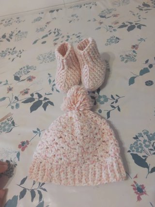 Gorro y botitas lana bebé