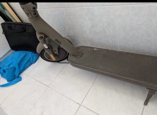 Monopatín con golpe en rueda