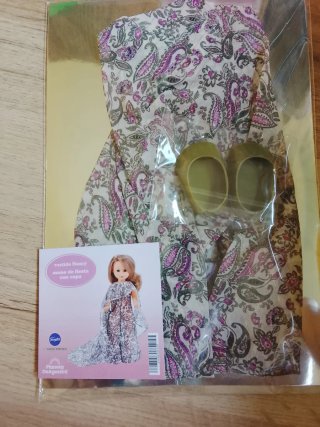 Moda Nancy mono de fiesta con capa
