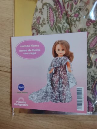 Moda Nancy mono de fiesta con capa