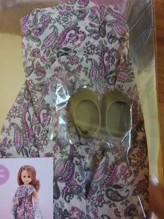 Moda Nancy mono de fiesta con capa