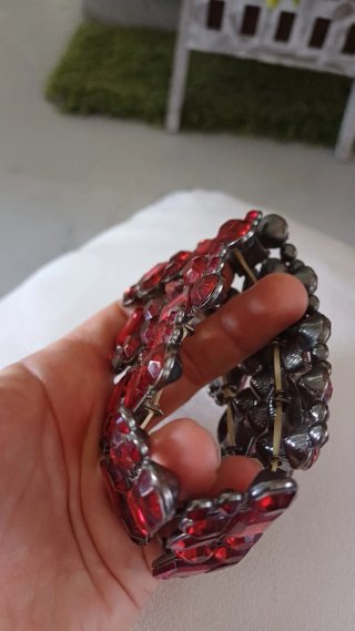 Bracciale elastico con pietre rosse