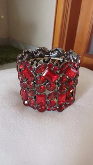 Bracciale elastico con pietre rosse