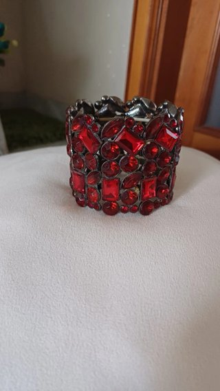 Bracciale elastico con pietre rosse