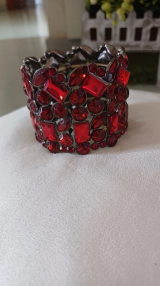 Bracciale elastico con pietre rosse