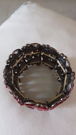 Bracciale elastico con pietre rosse