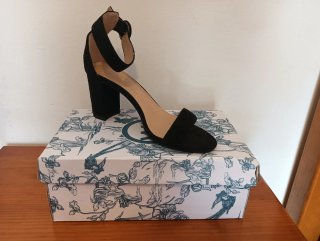 Tacones negros con caja Talla 39