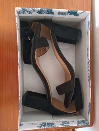 Tacones negros con caja Talla 39