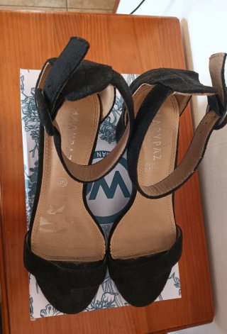 Tacones negros con caja Talla 39