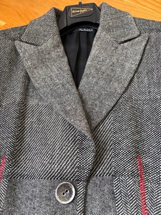 Chaqueta gris con detalles rojos