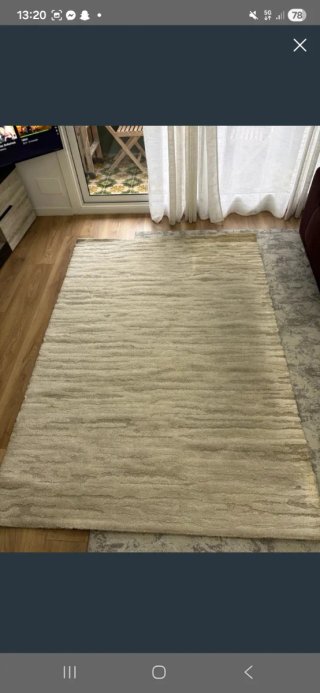 Alfombra beige de tela - necesita una limpieza