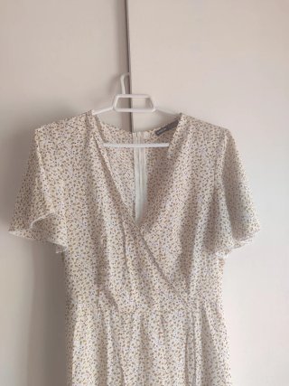 Vestido cruzado con cinturón floral