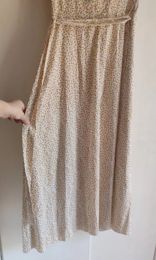 Vestido cruzado con cinturón floral