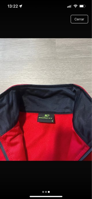 Chaqueta deportiva roja y negra