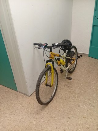 Bicicleta infantil amarilla con casco