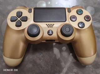 PS4 Gold Edition + 3 Mandos