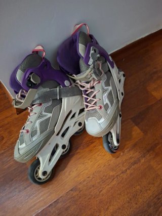 Patines en línea morados y grises