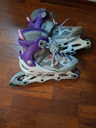 Patines en línea morados y grises