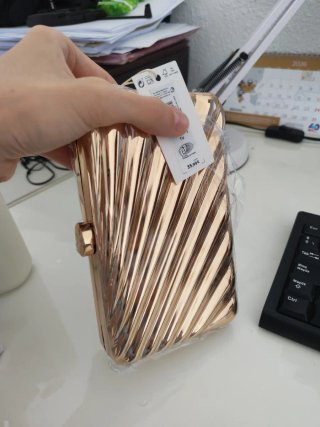 Bolso de mano dorado incluye cadena