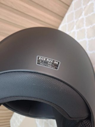 Casco de moto negro con visera