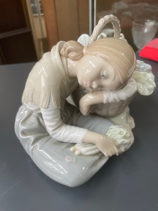 Figura Lladro Durmiendo con Cesta