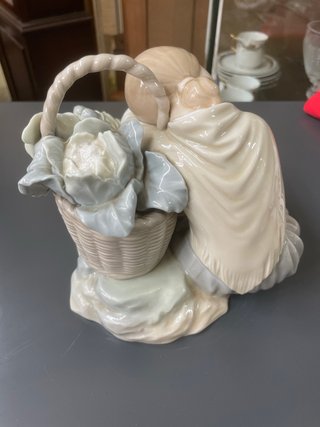 Figura Lladro Durmiendo con Cesta