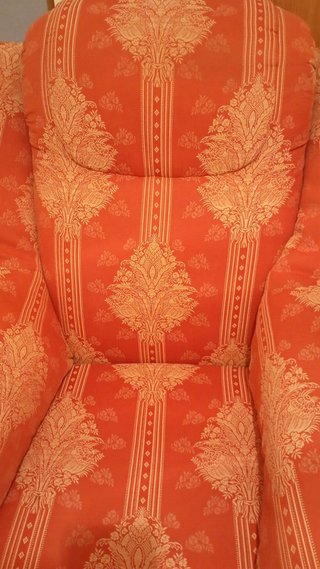 Dos sillones de tela naranja con estampado floral