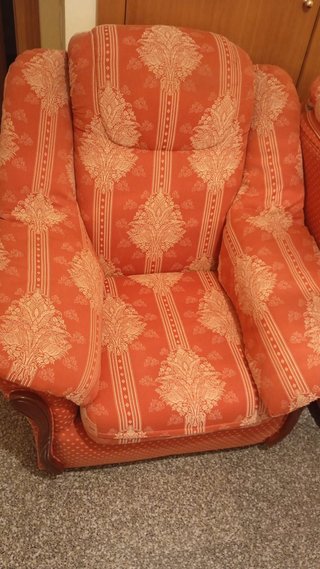 Dos sillones de tela naranja con estampado floral