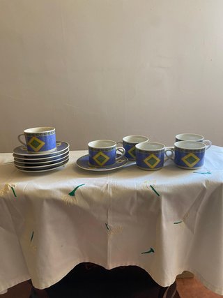 Juego de café azul y amarillo