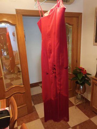 Vestido fiesta satén con flecos