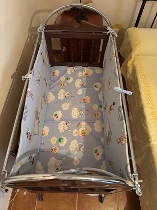 Cuna de bebé de madera con colchón