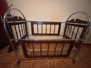 Cuna de bebé de madera con colchón