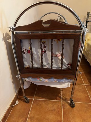 Cuna de bebé de madera con colchón