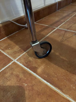 Cuna de bebé de madera con colchón