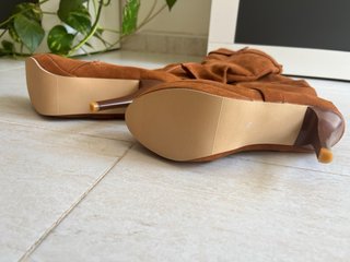 Botas altas marrones con cremallera y hebilla