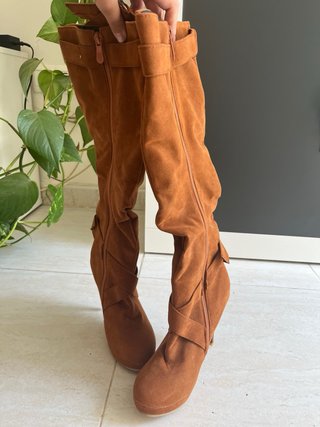 Botas altas marrones con cremallera y hebilla