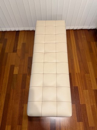 Banqueta de piel y madera beige