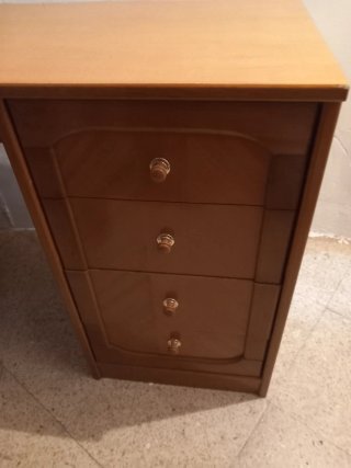 Escritorio de madera con cajones
