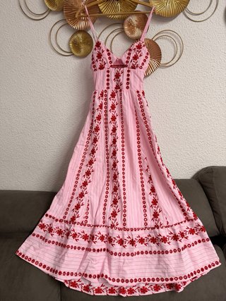 Vestido rosa bordado flores rojas