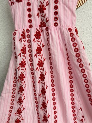 Vestido rosa bordado flores rojas