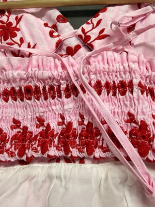 Vestido rosa bordado flores rojas