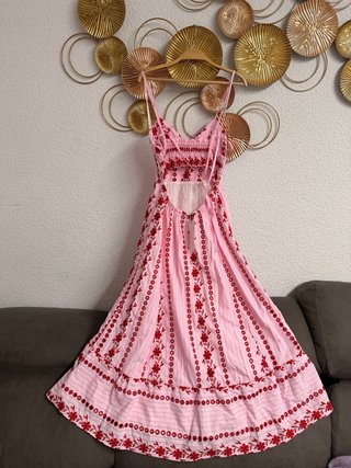 Vestido rosa bordado flores rojas