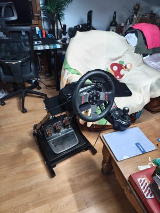Volante Logitech G27 con pedales y palanca