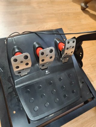 Volante Logitech G27 con pedales y palanca