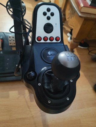 Volante Logitech G27 con pedales y palanca