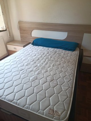 Canapé abatible con cabecero y 2 mesitas