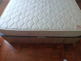 Canapé abatible con cabecero y 2 mesitas