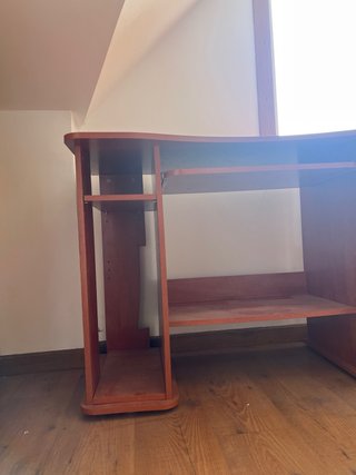 Escritorio de madera con estanterías y almacenaje.