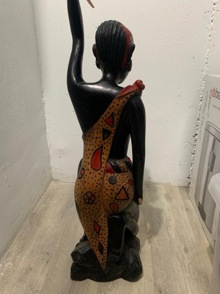 Figura de madera tallada a mano